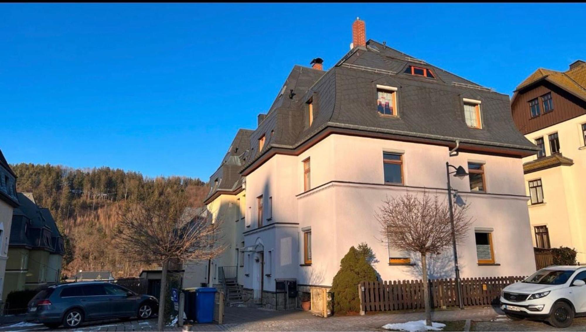Stilvolles City-Apartment I Netflix I Wlan L Stellplatz I Zentral Schwarzenberg  Bagian luar foto