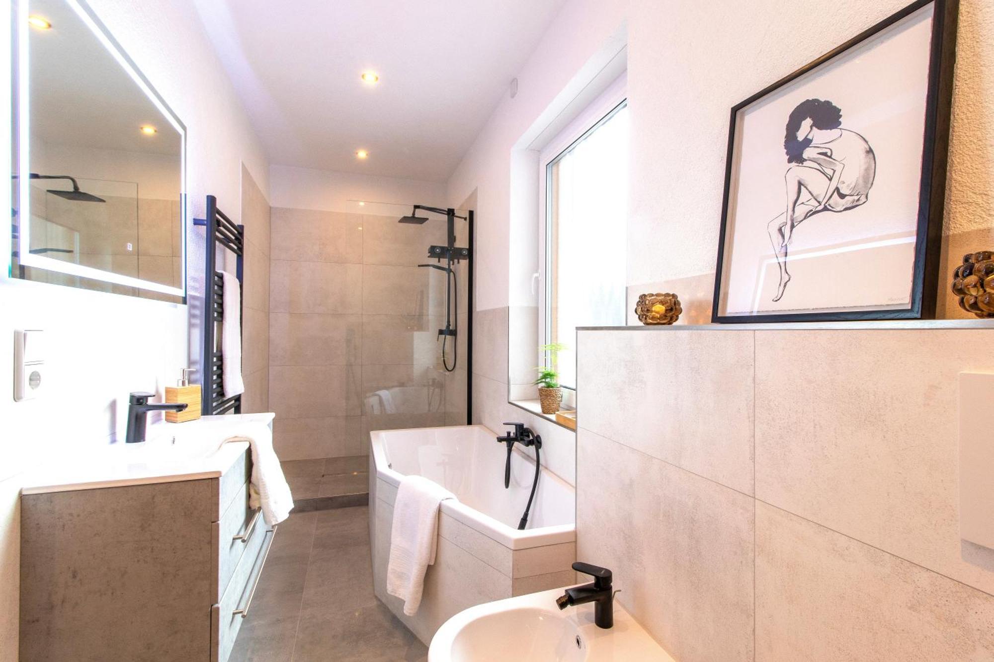 Stilvolles City-Apartment I Netflix I Wlan L Stellplatz I Zentral Schwarzenberg  Bagian luar foto