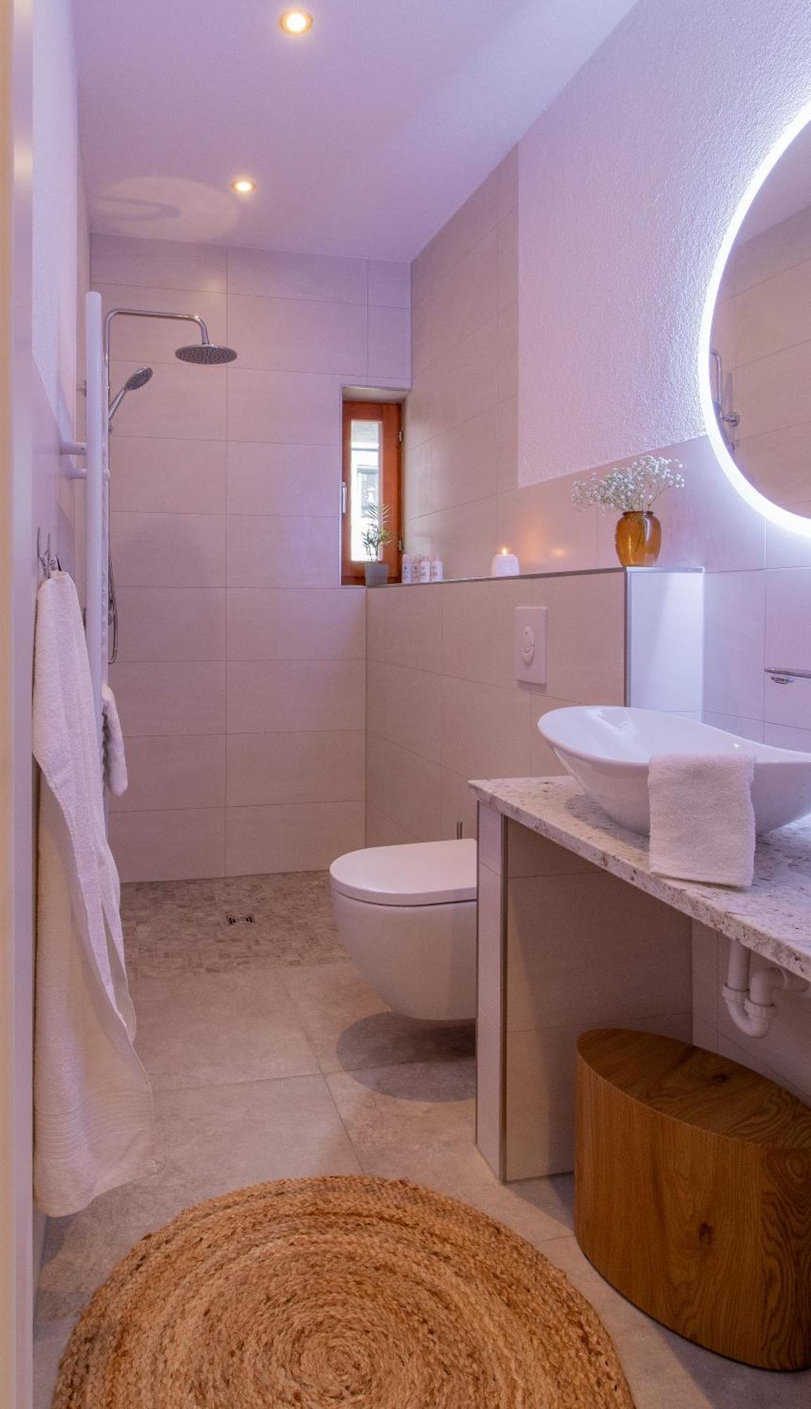 Stilvolles City-Apartment I Netflix I Wlan L Stellplatz I Zentral Schwarzenberg  Bagian luar foto