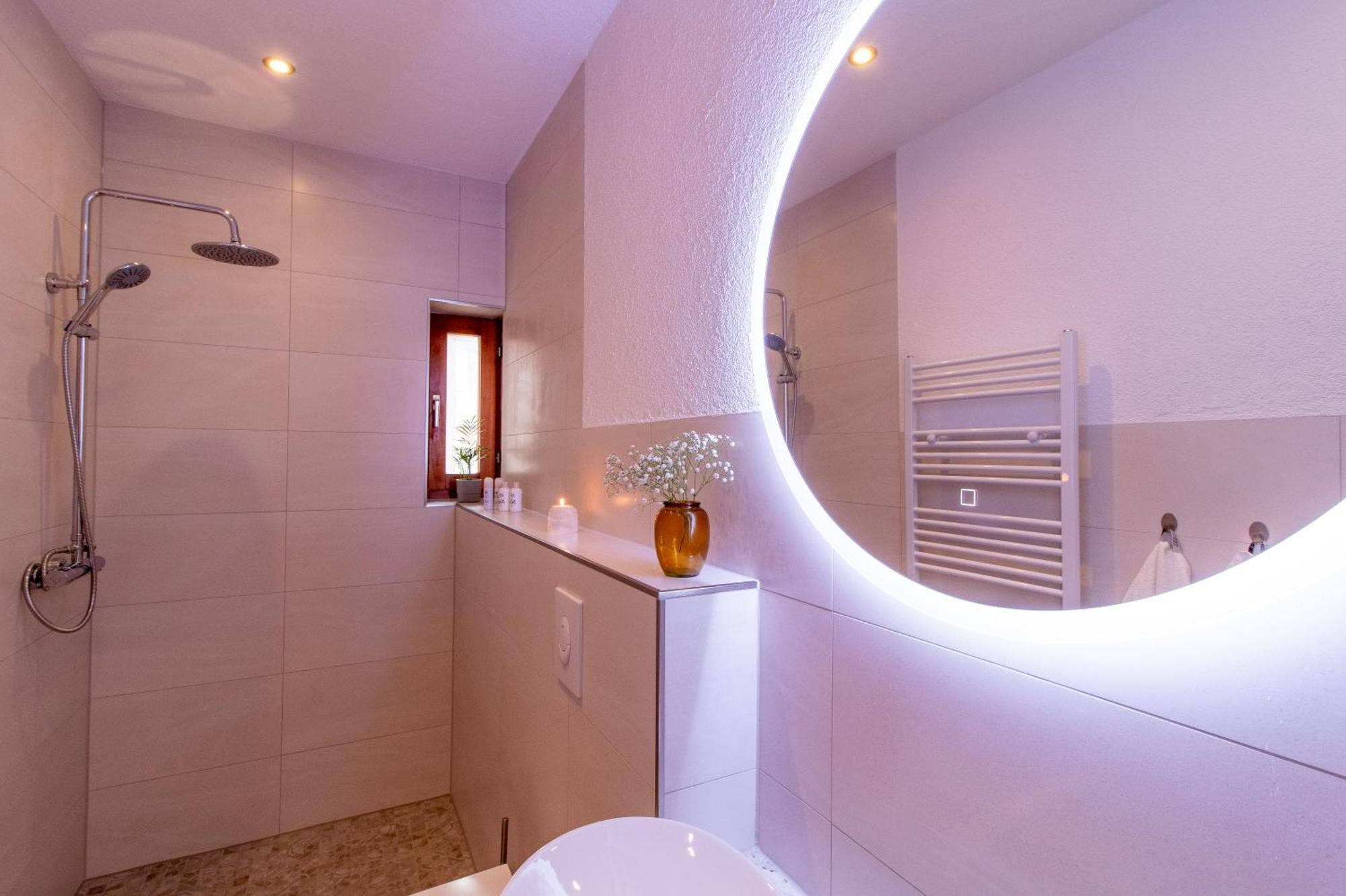 Stilvolles City-Apartment I Netflix I Wlan L Stellplatz I Zentral Schwarzenberg  Bagian luar foto