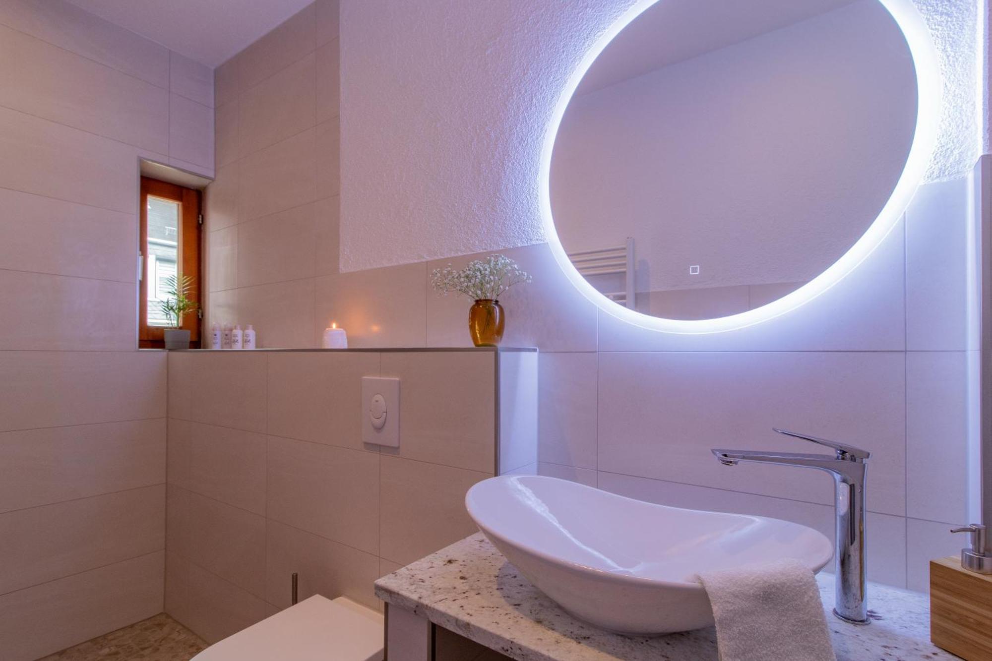 Stilvolles City-Apartment I Netflix I Wlan L Stellplatz I Zentral Schwarzenberg  Bagian luar foto